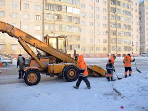 В праздник на уборку: Владимир Федоров поработал снегоуборщиком 23 февраля