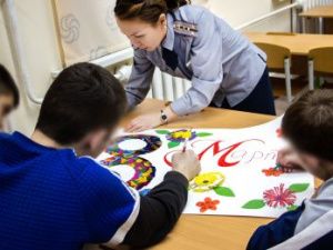 Содержащиеся в следственном изоляторе несовершеннолетние подписали открытки мамам