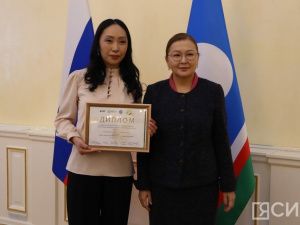 Специальную премию в 100 тысяч рублей вручили ста педагогам Якутии