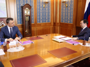 Айсен Николаев и заместитель руководителя Росмолодежи Дамир Фаттахов обсудили успешные практики Якутии в сфере молодёжной политики