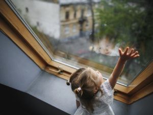 В Якутске двухлетняя девочка выпала из окна - подозрение на перелом позвоночника