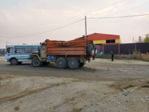 В Якутске 73-летний водитель грузовика врезался в автобус