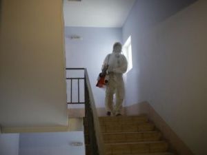 В Якутске продолжают заключительную дезинфекцию против коронавирусной инфекции в подъездах домов