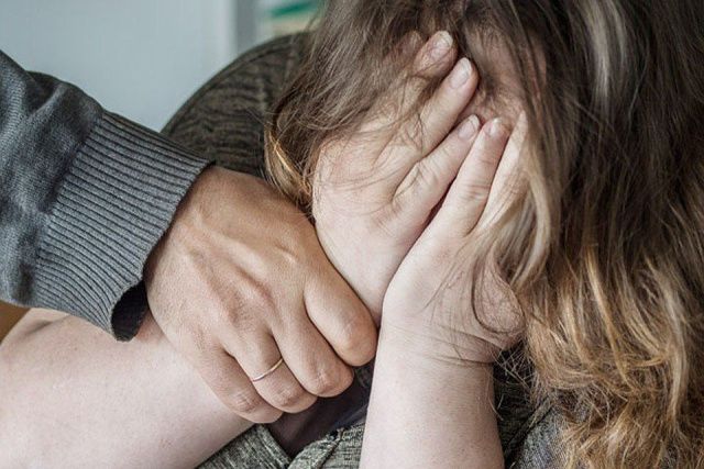 Директор школы оказалась замешанной в истории о сексуальном насилии в отношении ученицы