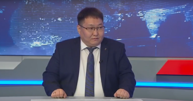 Заместитель главы Якутска Владислав Слепцов в прямом эфире рассказал об уборке свежевыпавшего снега