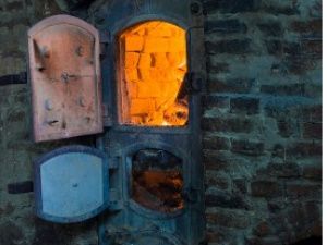 В Якутии 69-летняя женщина ударила сына ножом в грудь из-за затянувшегося ремонта печи: Вынесен приговор