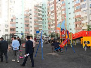 Евгений Григорьев проверил ход работ по благоустройству дворовых территорий в Якутске