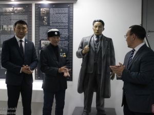 В Якутске открыли стенд и памятник Николаю Тарскому