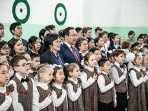 Айсен Николаев вместе с учащимися СОШ №5 исполнил Гимн России