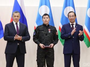 Зампред правительства России Юрий Трутнев вручил госнаграды военнослужащим и добровольцам Якутии