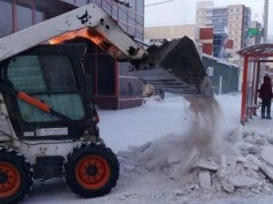 АО «Якутдорстрой» продолжает уборку и вывоз снега с улиц города