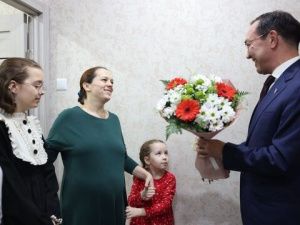 Айсен Николаев навестил семью военнослужащего из Нерюнгри