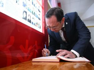 Айсен Николаев посетил музей имени Федора Попова