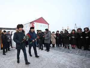 Айсен Николаев возложил цветы к памятнику Герою Советского Союза Федору Попову