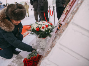 Глава Якутии возложил цветы к мемориальной плите городу-герою Сталинграду