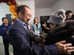 Айсен Николаев вручил ключи от новых квартир переселенцам из аварийного жилья в Алданском районе
