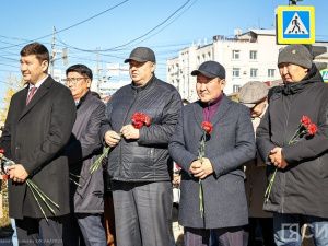 В честь Дня города Якутска к памятнику Семену Дежневу и Абакаяде возложили цветы