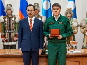 Ил Дархан вручил якутянам государственные награды за выдающиеся заслуги