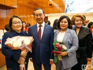 Айсен Николаев вручил якутянам государственные награды в преддверии Нового года