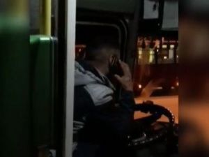 Видеофакт: Водитель вывез пассажиров на конечную остановку и требовал оплатить проезд