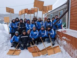 Отряд «Снежного десанта» помогает убирать снег семьям военнослужащих
