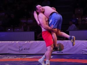 Николай Николаев стал абсолютным чемпионом турнира по хапсагаю в Вилюйском улусе