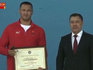 Айаалу Лазареву и Сардане Трофимовой вручили по одному миллиону сому и автомобилю