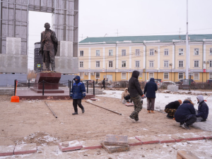 Владислав Слепцов поручил подрядчику ускорить темпы работ по ремонту площади Орджоникидзе