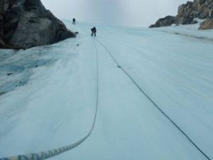 Спасатели поднимаются на гору, где, предположительно, находится пилот Robinson