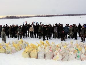 В Чурапче мужчины собрали мальчишек и отвезли их на национальную рыбалку — мунха