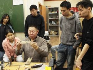 Известные якутские косторезы поделились секретами ремесла с молодёжью