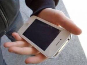 В Якутске мужчина отобрал у детей планшет и сотовый телефон