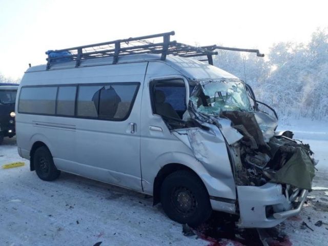 В Якутии междугороднее такси с пассажирами врезалось в большегруз