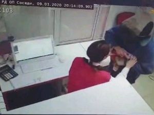 В Якутске мужчина ограбил офис микрофинансовой организации. Он угрожал облить менеджера кислотой