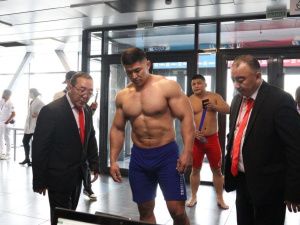 «Мясорубка» ветеранов и главное противостояние. В Бишкеке стартует чемпионат мира по мас-рестлингу