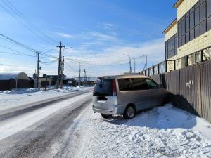 Минивэн наехал на металлический забор в Якутске. Водитель скончался в карете скорой медпомощи