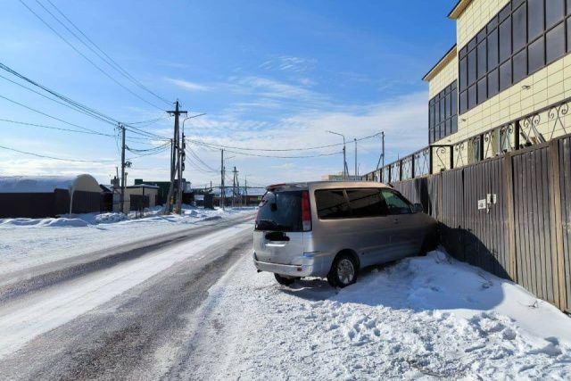 Минивэн наехал на металлический забор в Якутске. Водитель скончался в карете скорой медпомощи