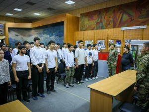 Герой России Николай Евдокимов встретился с учащимися школ Якутска и студентами Якутского промышленного техникума  