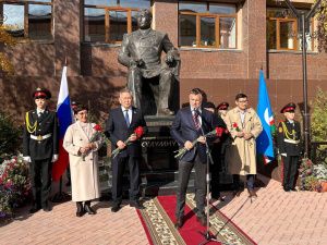 Кирилл Бычков возложил цветы к памятнику В.В. Никифорову-Кюлюмнюр