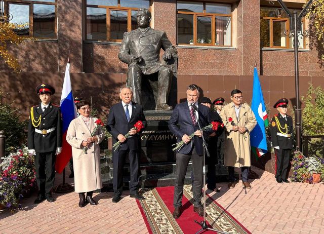 Кирилл Бычков возложил цветы к памятнику В.В. Никифорову-Кюлюмнюр