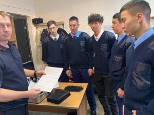 Транспортные полицейские Якутии провели день открытых дверей для студентов авиационного училища