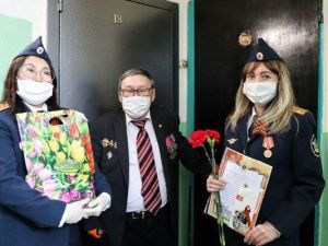 Сотрудники УФСИН поздравили ветерана Великой Отечественной войны с Днем Победы