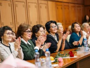 Кирилл Бычков вручил государственные награды многодетным матерям Якутии