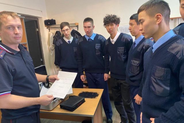 Транспортные полицейские Якутии провели день открытых дверей для студентов авиационного училища