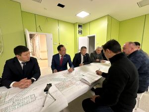 Айсен Николаев проверил строительство онкодиспансера в Якутске
