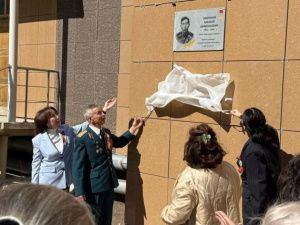 Открыта мемориальная доска в честь героя-статистика Алексея Миронова