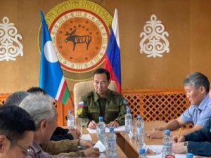 Глава Якутии прибыл в село Магарас в Горном улусе, куда вплотную подошел природный пожар