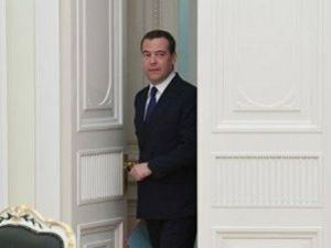 Названа зарплата Медведева на новой должности