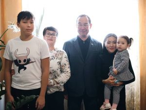 Глава Якутии навестил семью военнослужащего в Чокурдахе