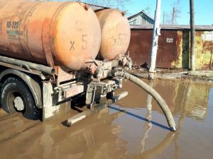 В Якутске в усиленном режиме ведутся работы по отводу и откачке талых вод